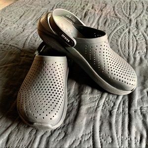 SZ: W9M7 LiteRide Crocs Clogs